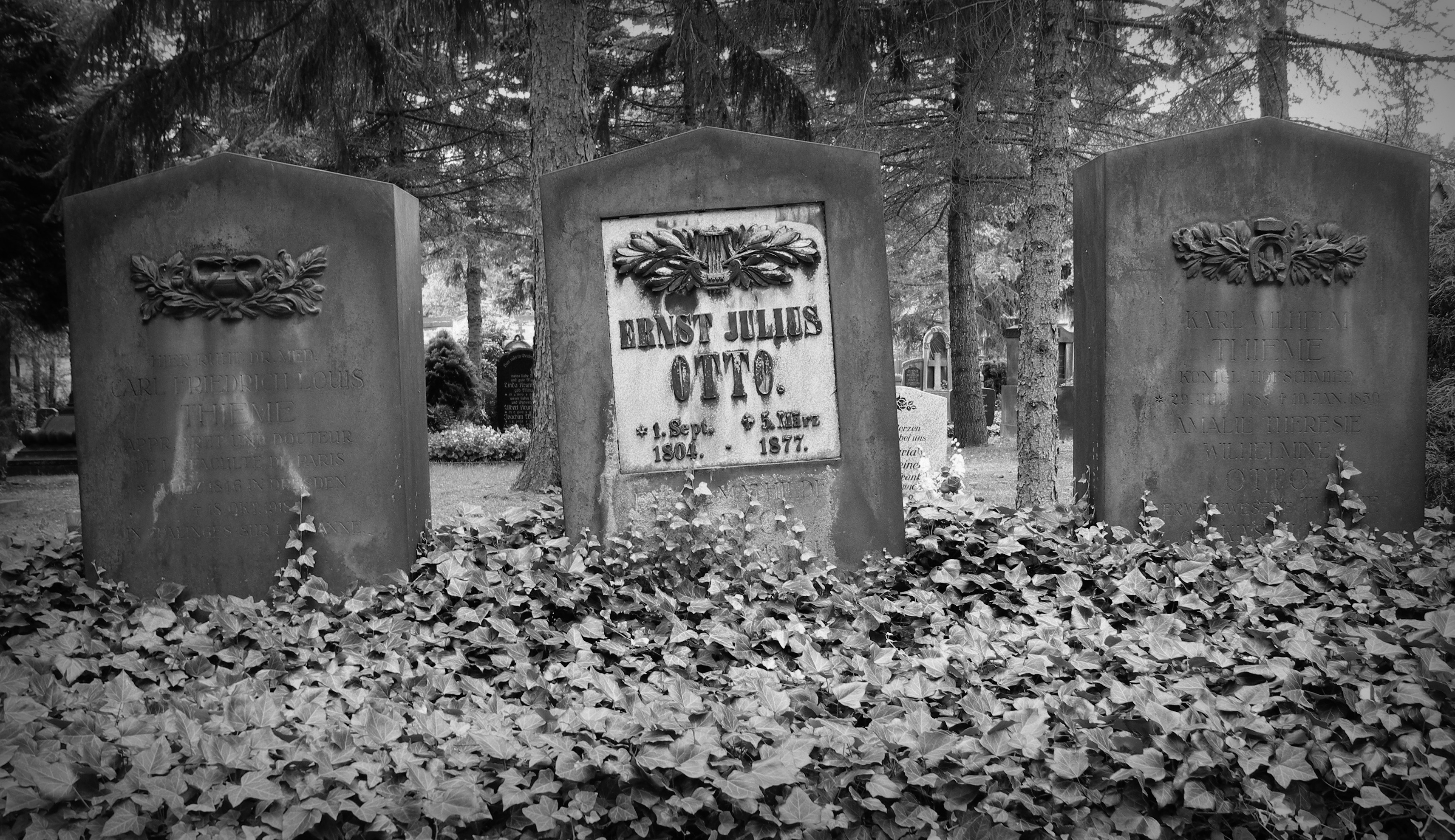 Grabstein von Ernst Julius Otto auf dem Dresdner Trinitatisfriedhof.