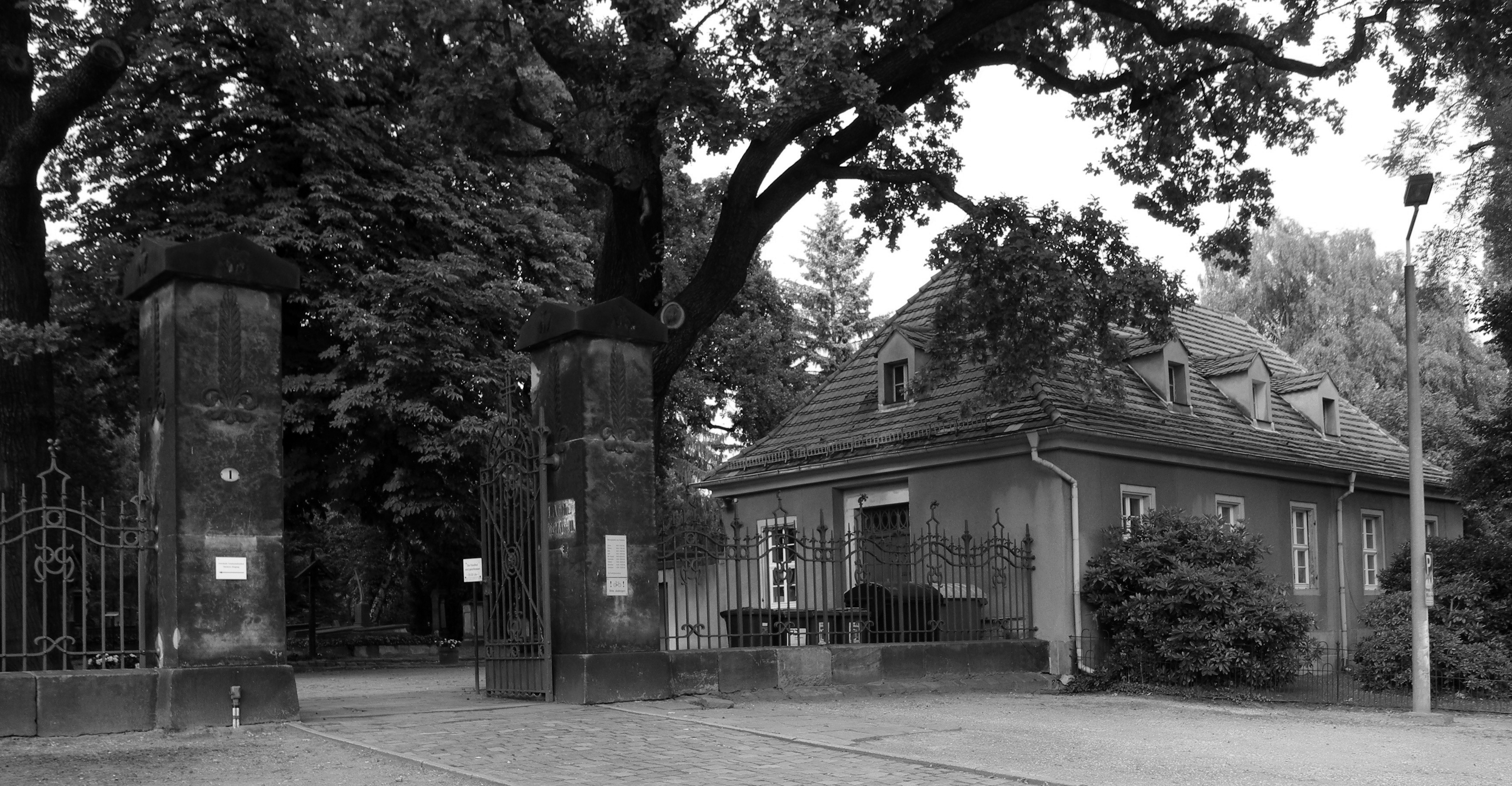 Eingangstor Trinitatisfriedhof Dresden, Foto: G. Arlt, August 2016.