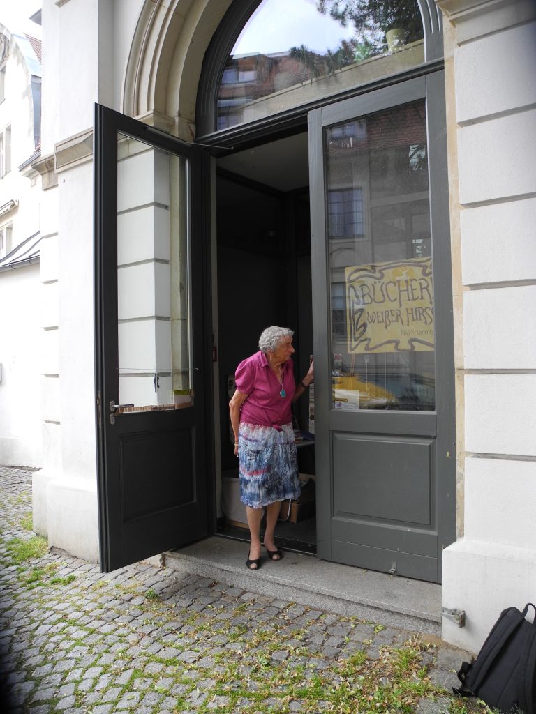 Juliane Krummsdorf vor ihrer Bücherei (Dresden-Weißer Hirsch)